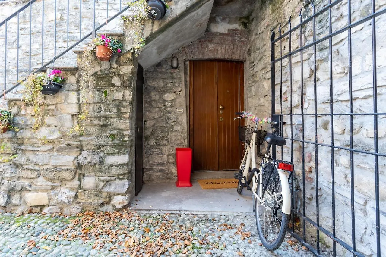 Ice Queen Chamber By Rent All Como Apartment